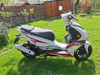 Skútr YUKI 125i Falcon bílo červený - 3