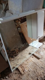 Zrcadlo se skříňkou a osvětlením. - 3