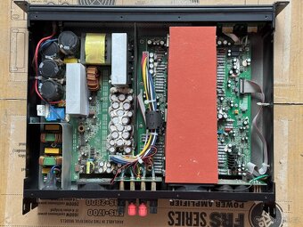 Zesilovač Mackie FRS-2800 - 3