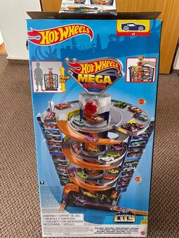 Hot Wheels Mega Garage + 5 autíček - velmi zachoválá - 3