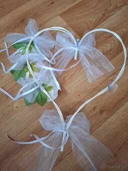 Svatební dekorace na auto - ruzovobila ruze - 3