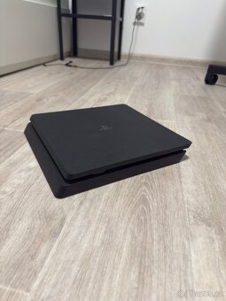 PlayStation 4 slim - 3
