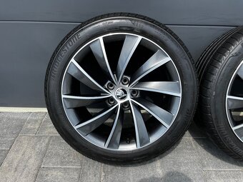 Originál Škoda Superb 235/45 r18 - 3