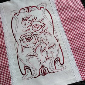 JEDINEČNÝ VYŠÍVANÝ POLŠTÁŘEK - RŮŽE - KRAJKA - 3