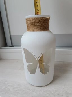 Bílá váza s motýlem - nová - 3