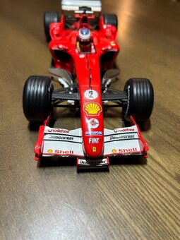 Ferrari F 2005 1:18 - 3