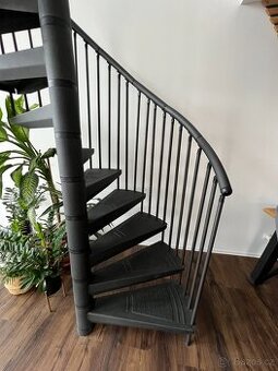 Interiérové kovové točité schody - 3