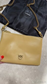 Kožená Crossbody kabelka Pinko - 3