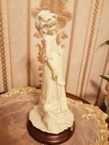 Starožitna soška,, Dívka s panenkou,,. Signováno 3x. - 3