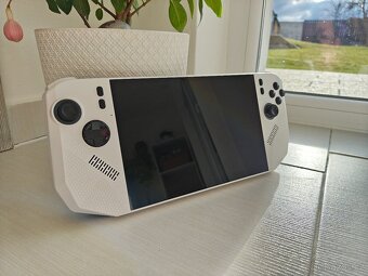 Handheld MSI CLAW A8 - 3