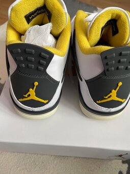 Air Jordan 4 Retro - 3