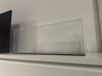 Stolní vitrína z plexiskla - 3