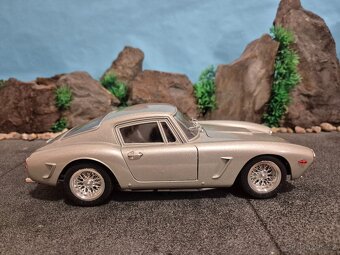 prodám model 1:18 Ferrari 250GT Berlinetta jouef evolution - 3