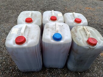 Prodám použitý hydraulický olej, čistý bez vody 8x 25l - 3