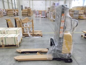 Nový polo-elektrický vysokozdvižný vozík 2t 2000mm - 3