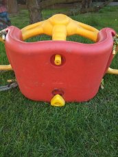 Starší plastová houpačka. - 3