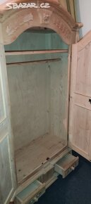 Malovaná celo masivní vyřezávaná šatní skříň - 3