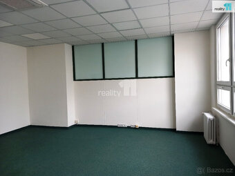 Pronajmeme kancelář – 30 m² v administrativní budově se služ - 3