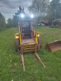 Smykový nakladač UNC 061 s příslušenstvím. - 3