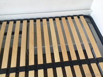 Postel (200x140) a komoda (70x40) - 3