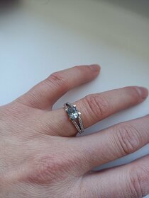 Prsten vel 55 bílého zlata s jemným modrým kamenem a zirkony - 3