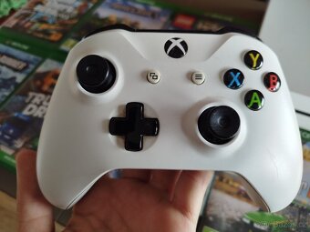 Xbox One S 1TB + 9 her + 2 ovladače - 3