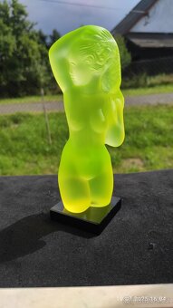 soška dívky uranové sklo 18cm top stav - 3
