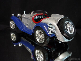 Alfa Romeo 2300 Spider stříbrnomodrá Bburago 1/18 - 3
