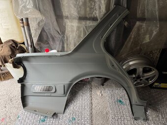 BMW E30 LEVÝ zadní blatník NFL ORIGINÁL NOVÝ - 3