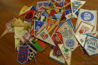 Velký konvolut přes 350 ks vlaječek – sportovní, klubové, po - 3