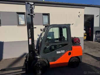 Vysokozdvižný vozík VZV Toyota 3,5t kabina LPG 4,5m - 3