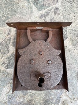 Starožitný zámek asi k truhle - 3