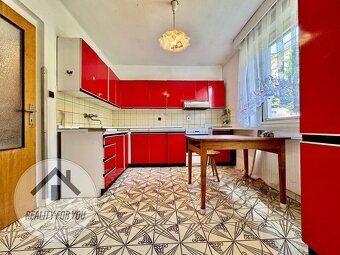 Prodej prostorného řadového domu s dispozicí 5+2 v Rovensko - 3