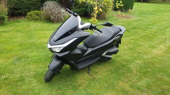 Půjčení skútru v Hradci Králové, zcela nová Honda PCX 125 - 3