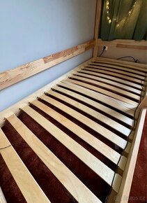 Domečková postel s roštem a zábranou - 3