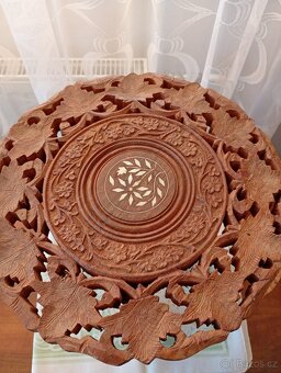 dřevěný vyřezávaný stoleček - 3