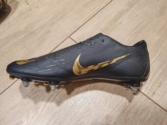 Kolíkové kopačky Nike Mercurial černo-zlaté - 3