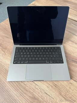 Prodám MacBook Pro 14" (model A2442), M1 Pro, 16GB RAM, 512 - 3