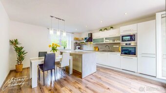 NOVINKA - Prodej krásného rodinného domu s bazénem, dřevěnou - 3