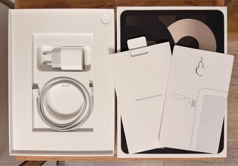 iPad Air (2022) Wi-Fi + Cellular 256GB - 3