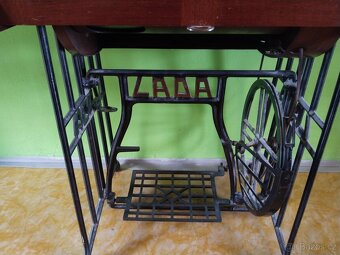 Prodám starožitný šlapací šicí stroj zn.LADA - 3