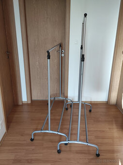 Věšák na oblečení na kolečkách - 3