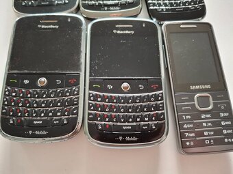 Staré tel. Blackberry, Samsung - 3