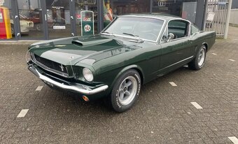 Ford Mustang Fastback - 3