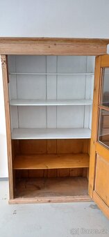 Starožitná prosklená skříň - 3