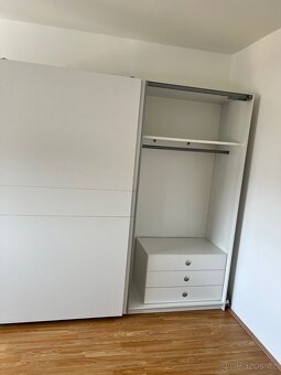 Prodám šatní skříň s posuvnými dveřmi - 3