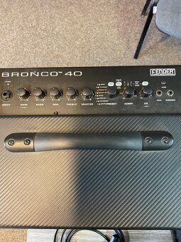 FENDER BRONCO 40 BASOVÉ MODELINGOVÉ KOMBO - 3