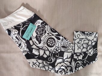 Pikaluna Legíny -Dark Roses BW Capri - Basic M / L - 3