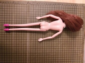 Panenka s 3D řasami - 3