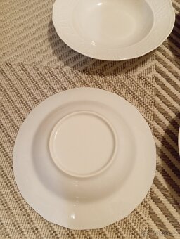 Bílé porcelánové hluboké talíře se vzorem - 3